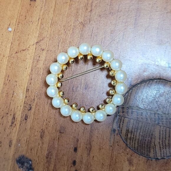 vintage faux pearl circle brooch pin - Picture 1 of 2